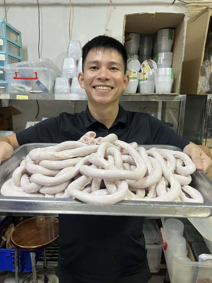 Ngô Quyền Thế và món lòng se điếu dài 40m "gây bão" trên mạng xã hội